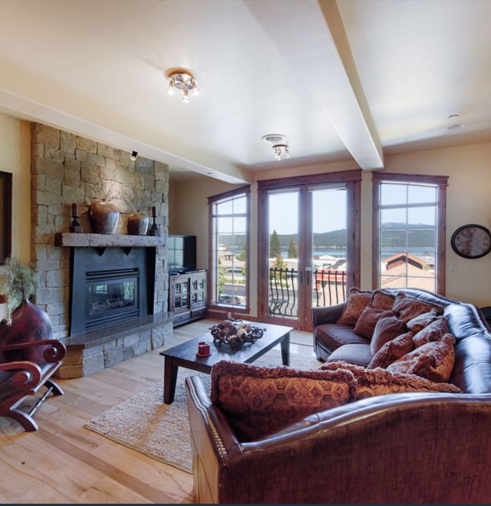 Cozy seating by the fireplace with continuous views of the lake. 