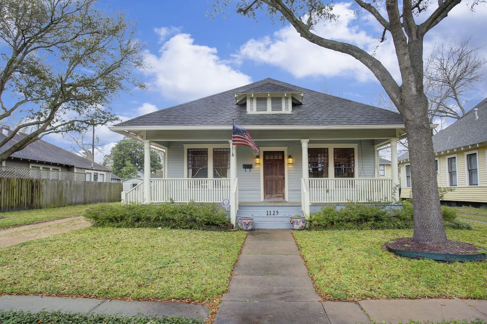 UpdatedHistoric 1901 Bungalow.
5star reviews Picture of old exterior house color
