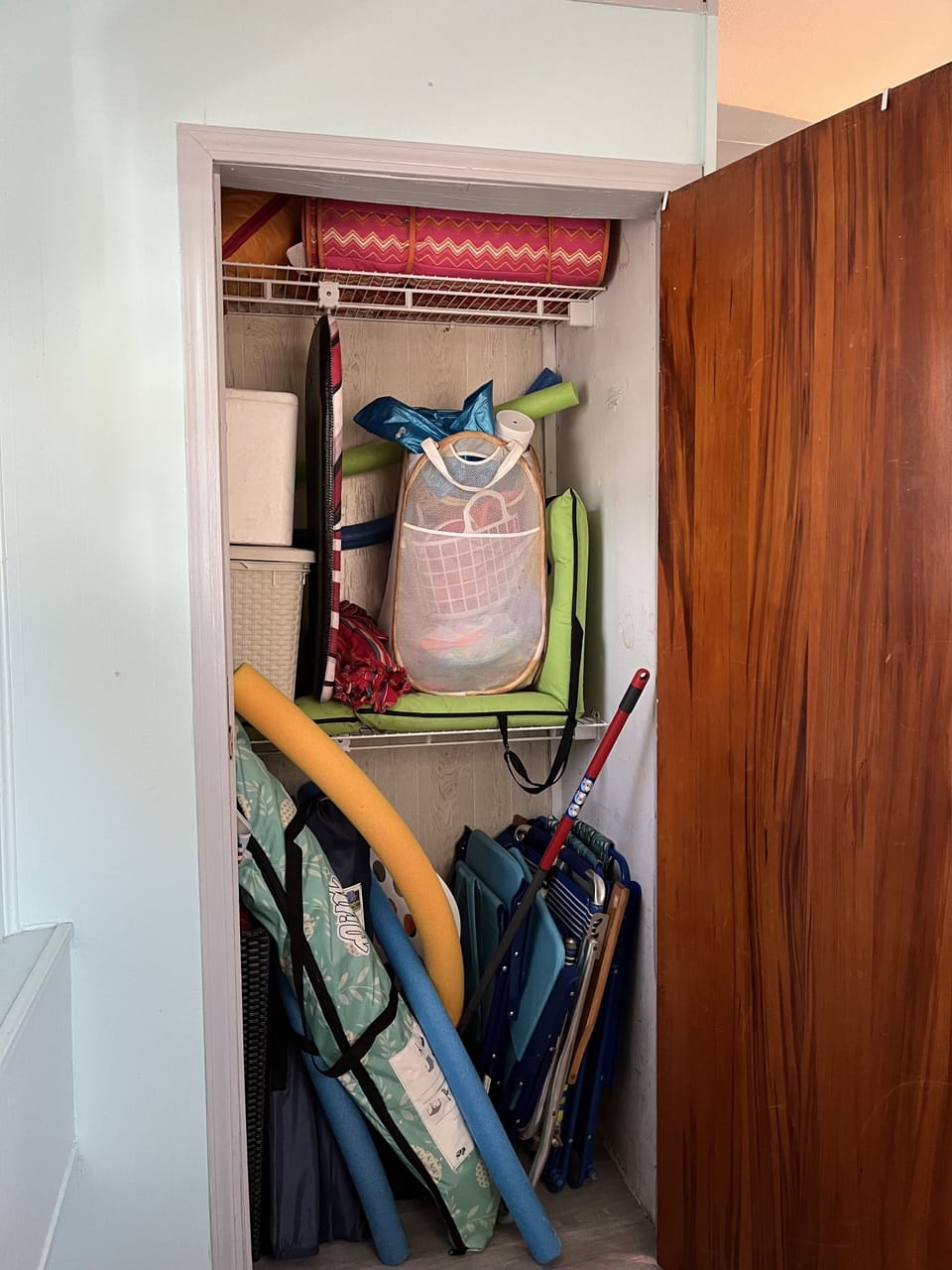 Please use the outside shower in alley right in back of unit to get rid of sand.