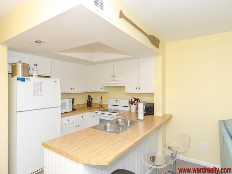 Kitchen with Eat-In Bar