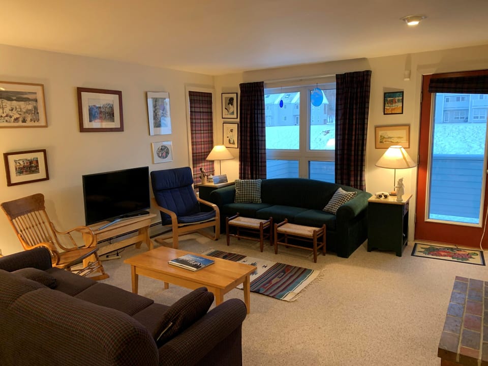 Living room (second floor)
