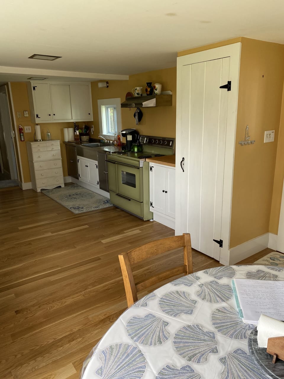 Kitchen (sorry - no dishwasher)