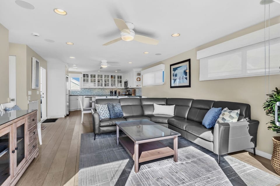 3rd level: Living area with nice open floor plan