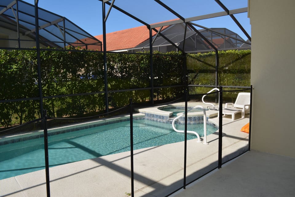 Relax by the pool. Safety fence for the kids.
