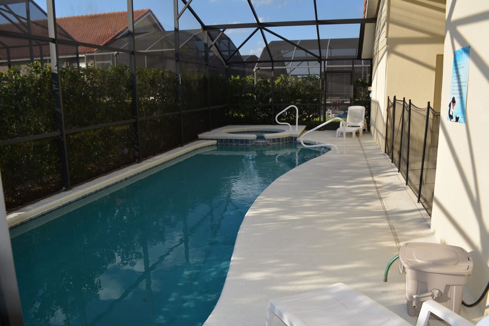 private pool/spa, hedges for privacy