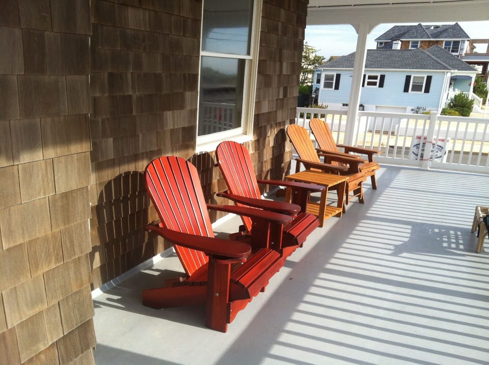 Room for Friends to Sit Next To You to Enjoy Free Iced Specialty Drinks & Gift !