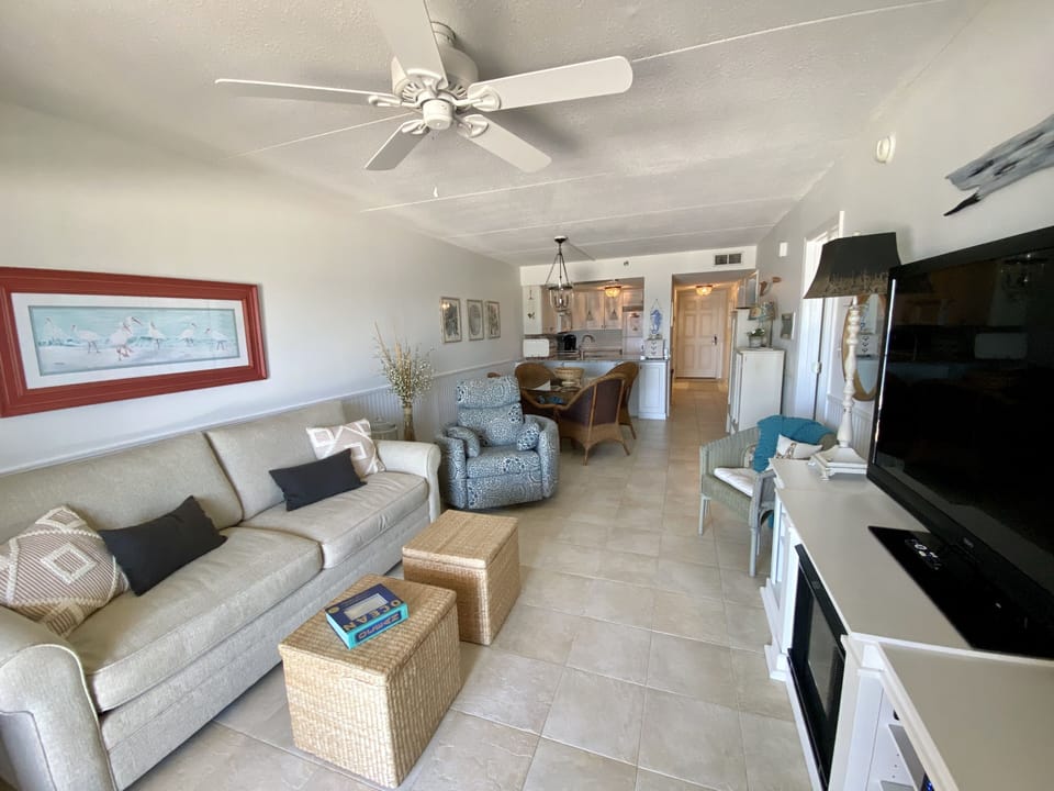 Living area, dining area, kitchen