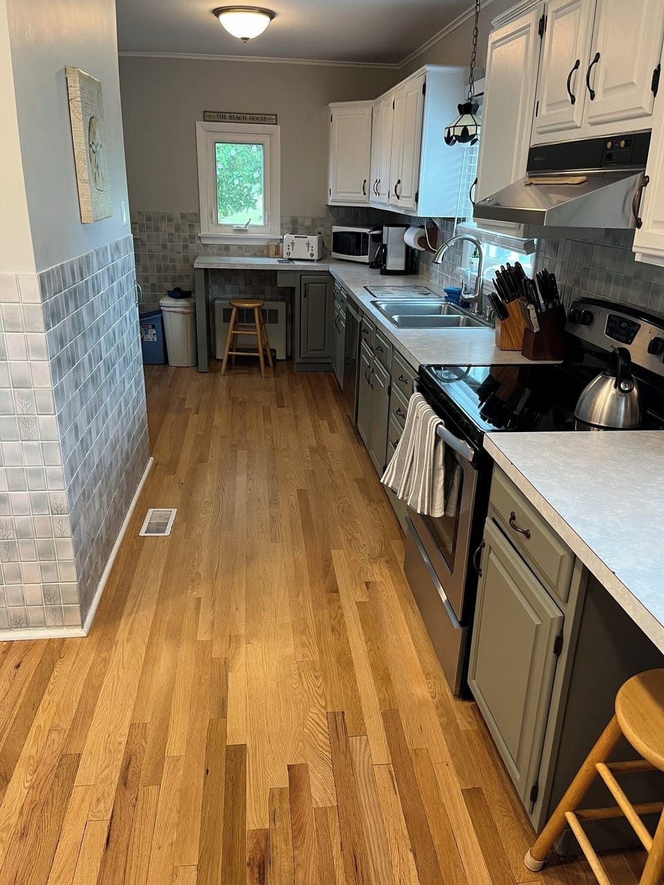 Large Kitchen w/Stove/Dishwasher/Fridge/CoffeeMaker/Keurig/Blender/Toaster etc.