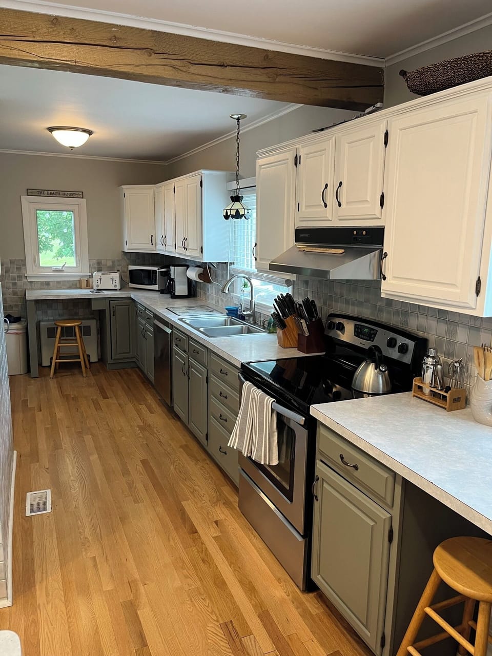 Large Kitchen w/Stove/Dishwasher/Fridge/CoffeeMaker/Keurig/Blender/Toaster etc.