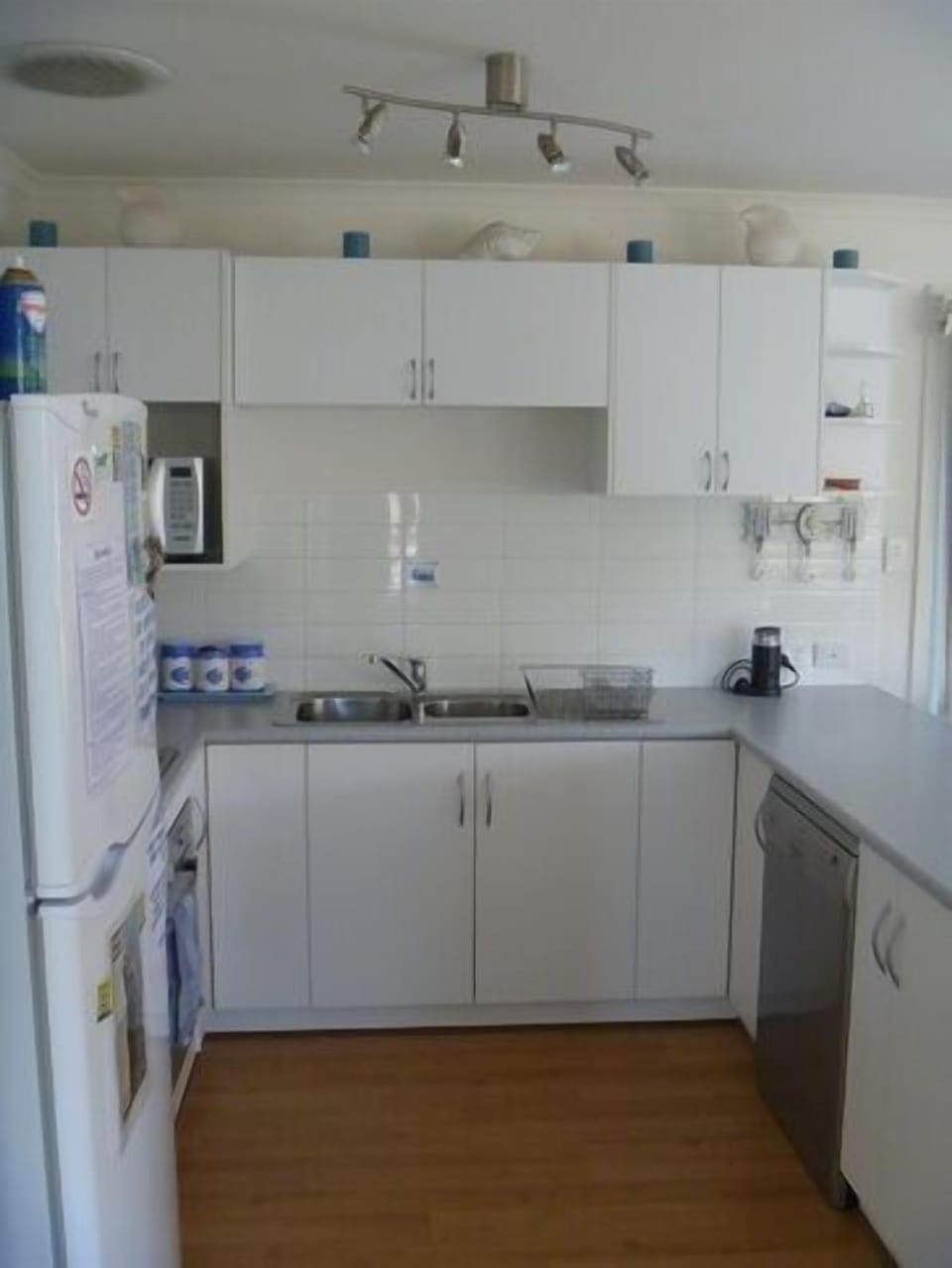 Fully equipped kitchen with dishwasher, hotplates and underbench oven