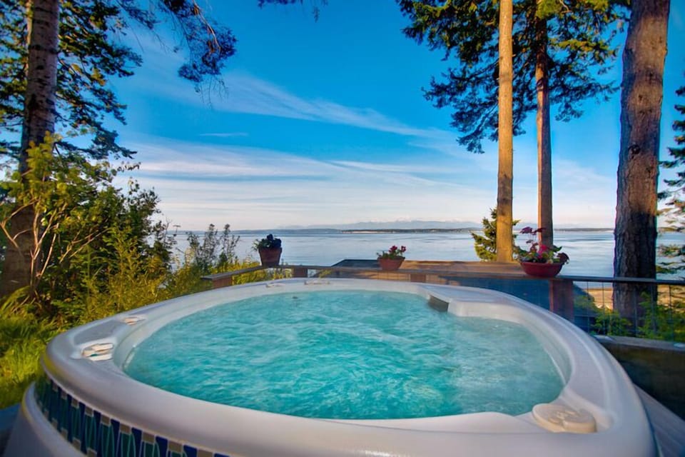 Luxurious 6 person Hotspring Hot Tub with ozonater