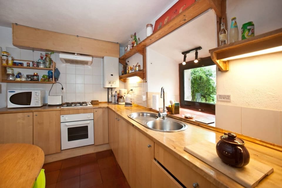 Kitchen detail (sink, window, oven)