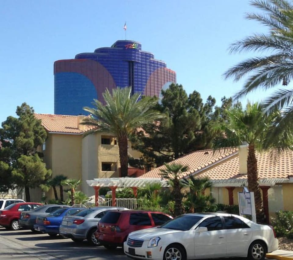 Near the Rio - Plenty of Parking