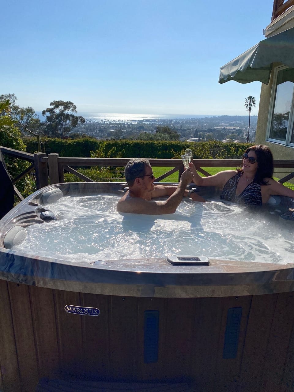 champagne in hot tub/world class view!
