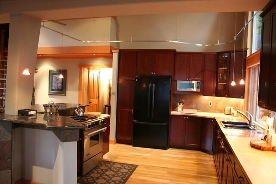 Fully equipped gourmet kitchen