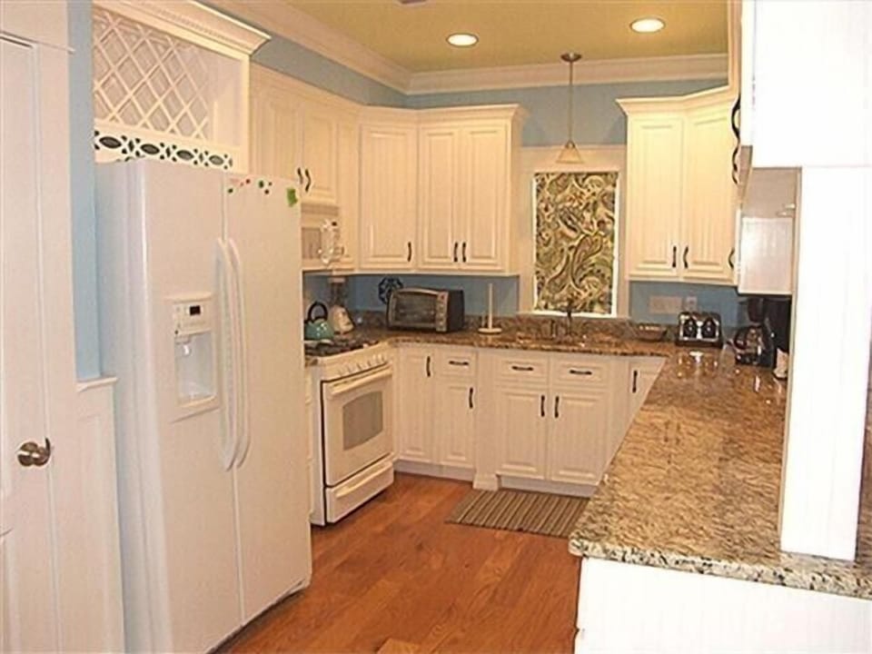 Kitchen and Breakfast bar for 4