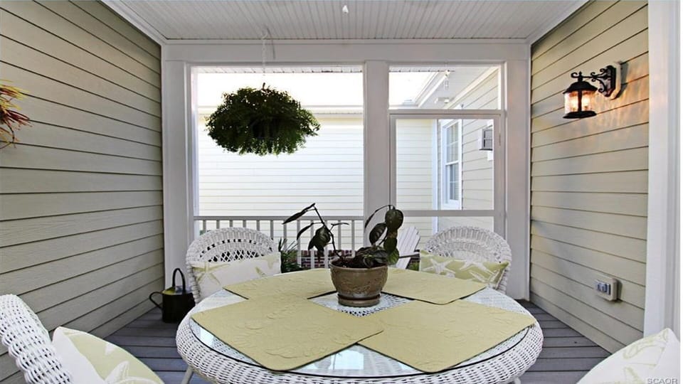 Main Level Screened-in 
Porch