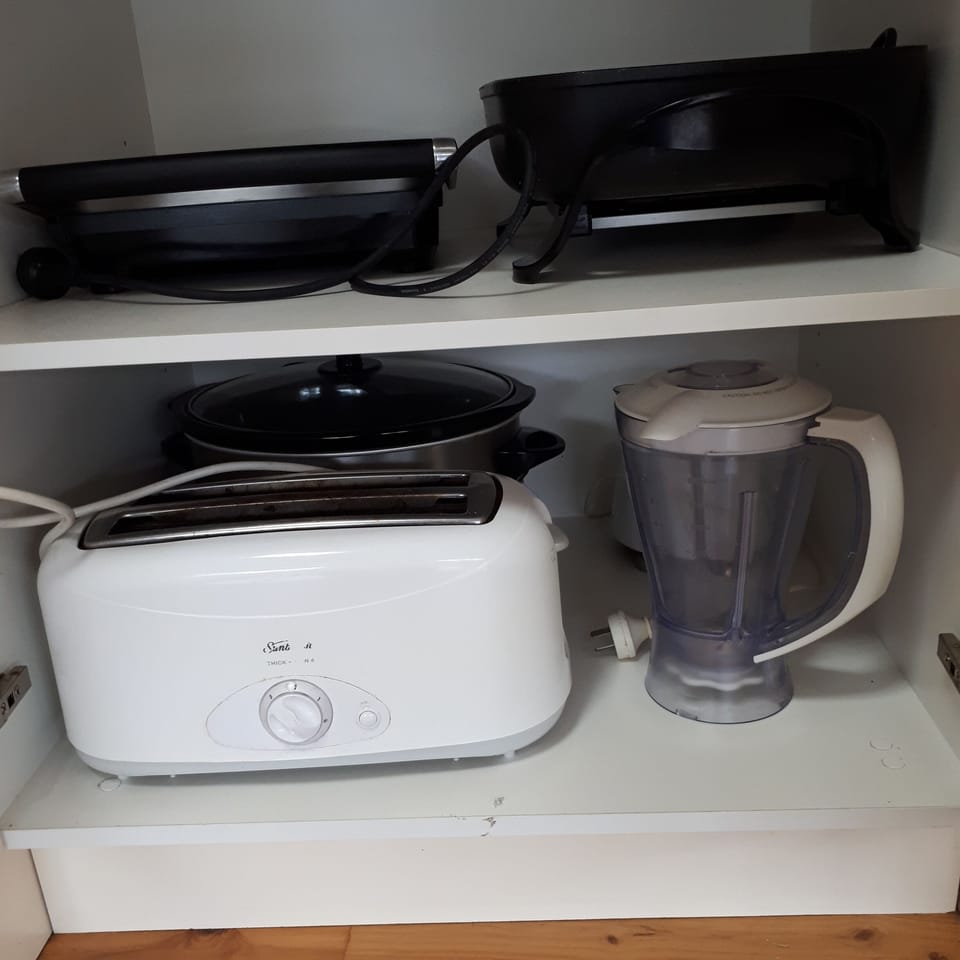 sandwich maker, electric frypan, blender, slow cooker.
