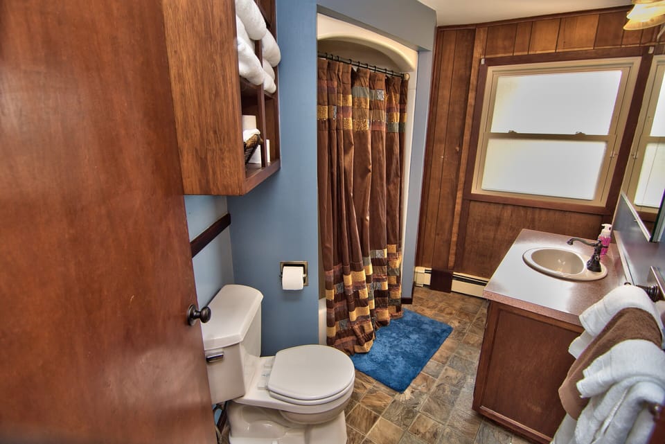 Main Upper Level Hallway Full Bath