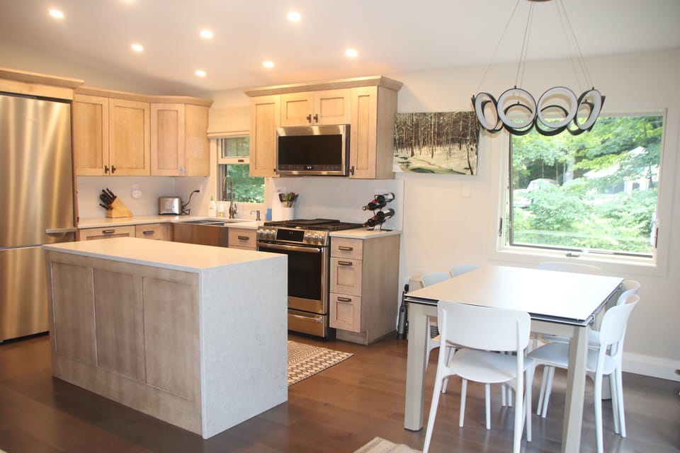 Fully stocked kitchen and dinning area