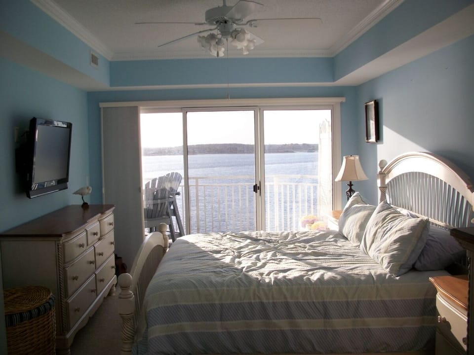 Master Bedroom with Beautiful bay views and sunset
