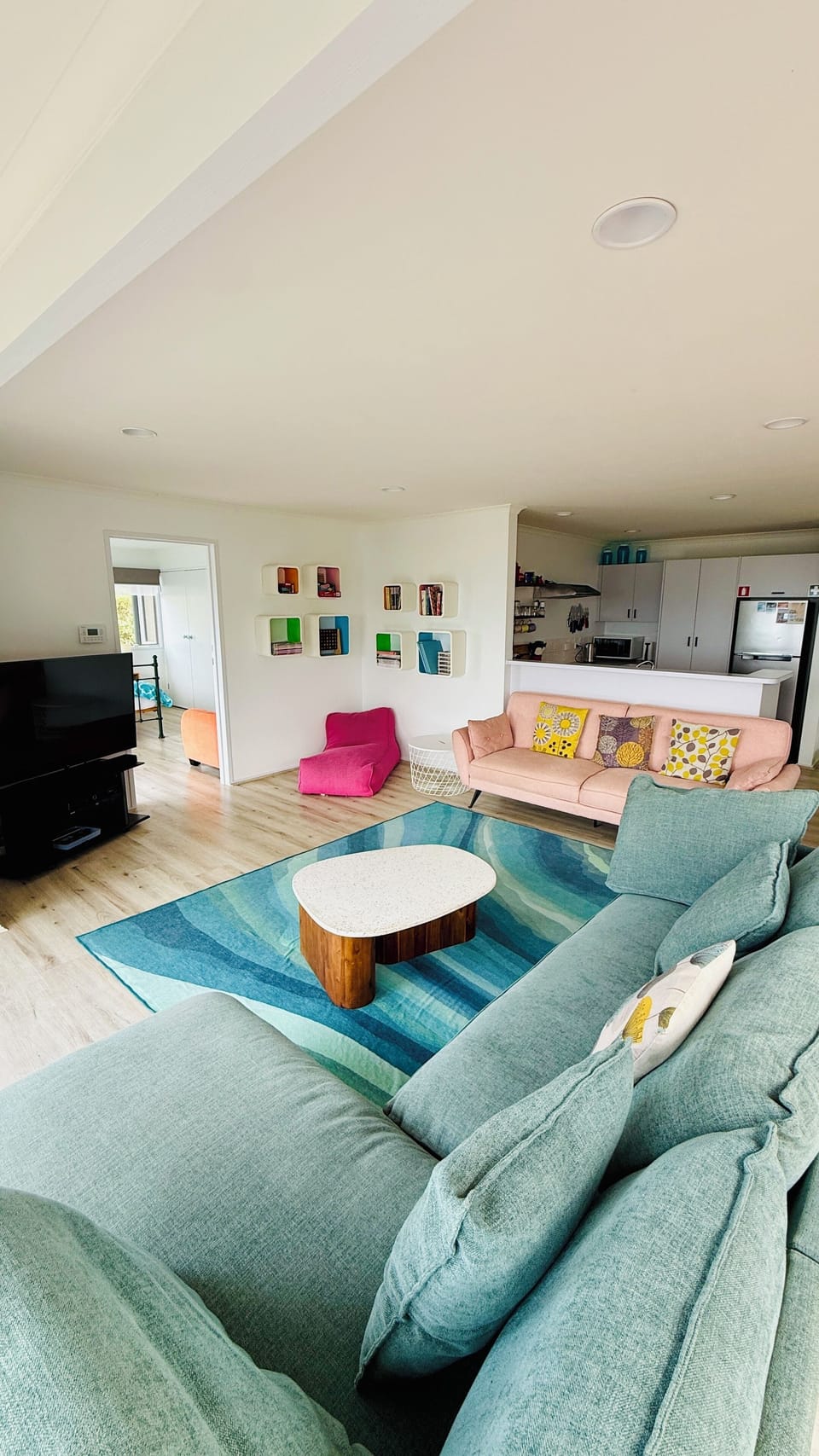 Relaxed lounges with flatscreen tv and exquisite ocean views 