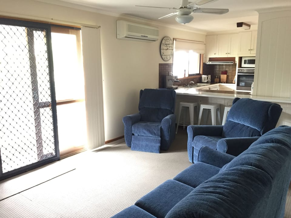 Back Lounge