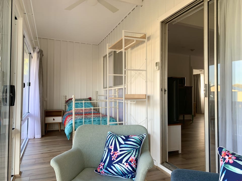 Sunroom, with single bed