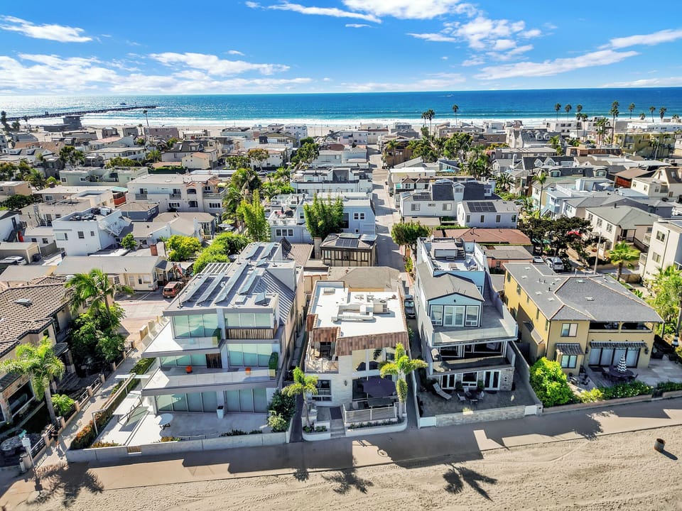 Beach front (second from the left - lower unit), steps to the Ocean