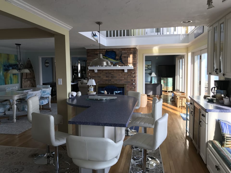 Breakfast/Bar Counter, Dining Area on the Left