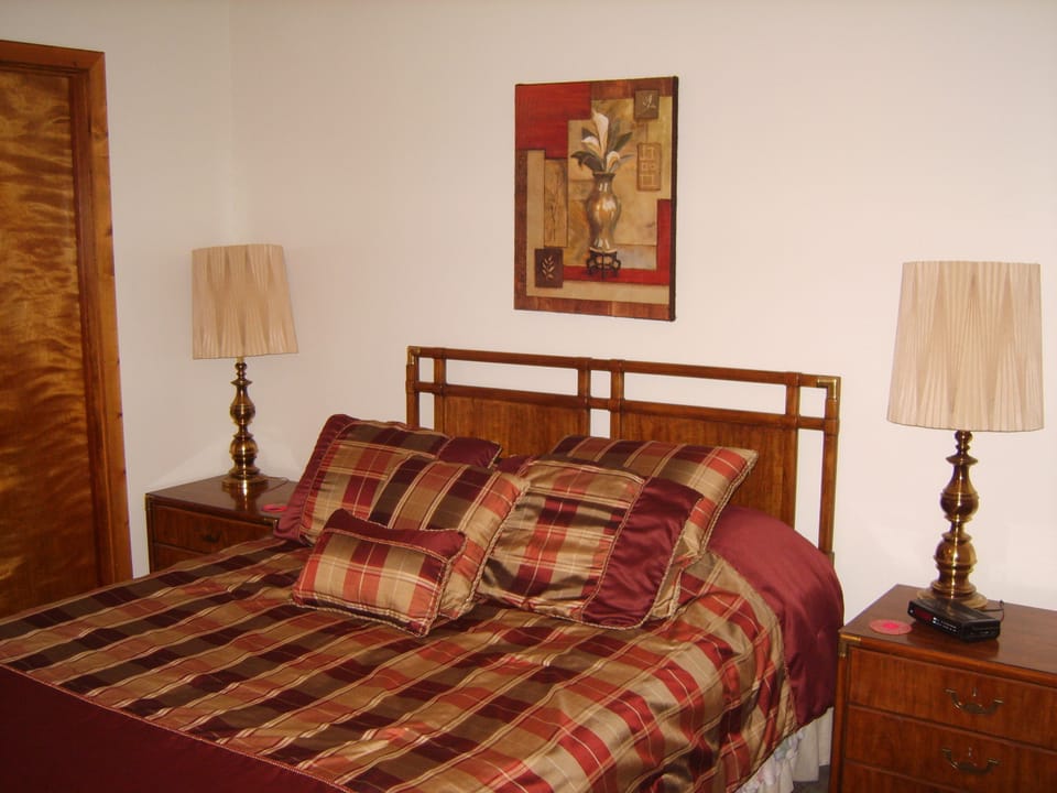 Master Bedroom with Queen Bed
