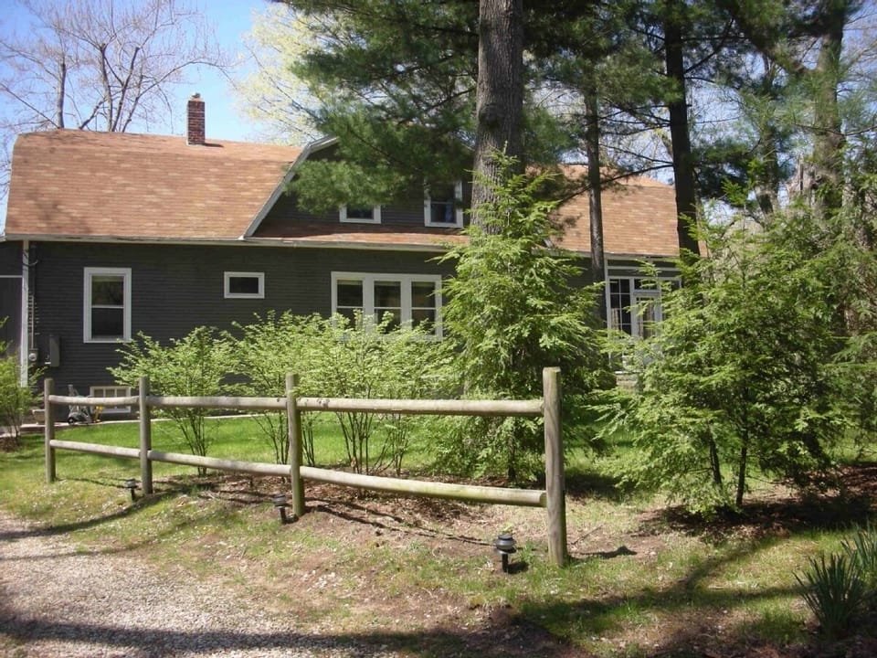 Street View of the 
Amorini House. @nd driveway has large found about. 