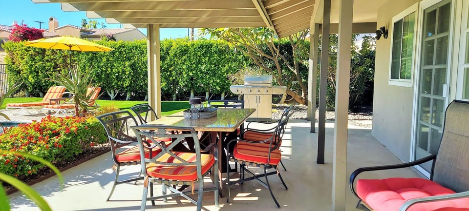 Patio dining for 6 with propane BBQ 
