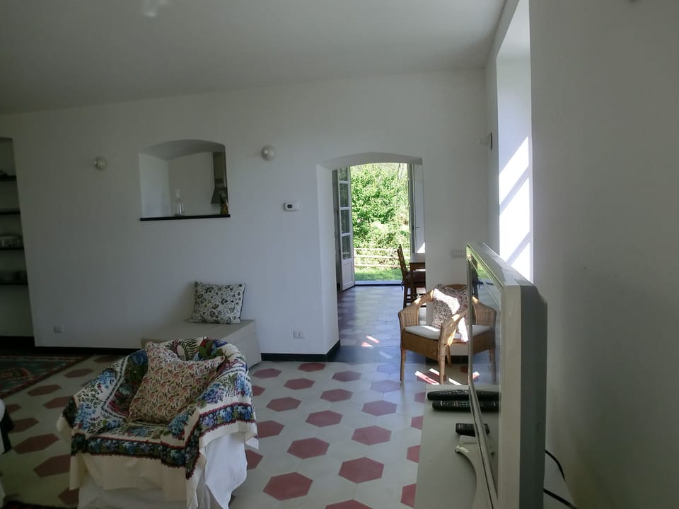 Living room thru to kitchen and dining garden 