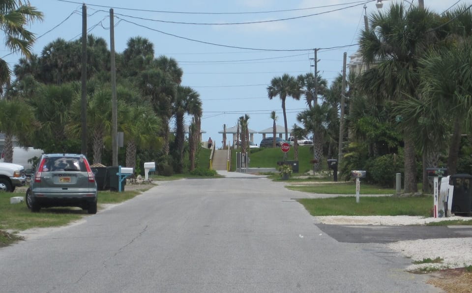 Beach access at end of street