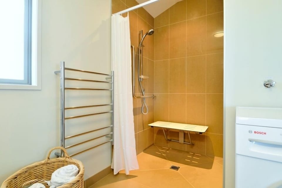 Bathroom - wheelchair and tired bone friendly!