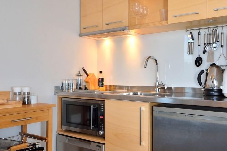 Microwave / oven, cooktop, dishwasher
