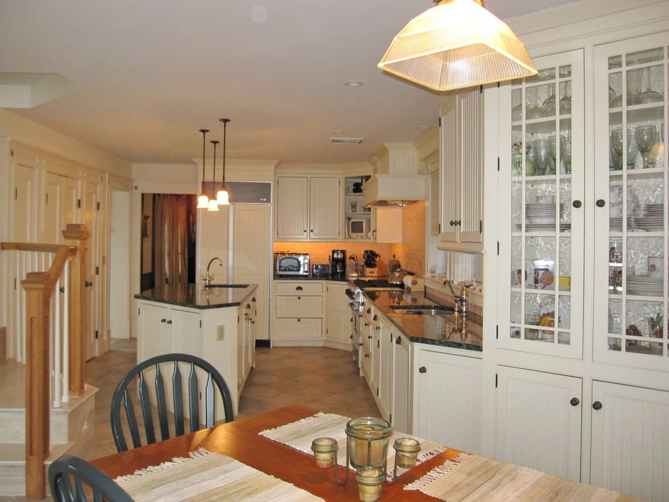 Gourmet kitchen; 