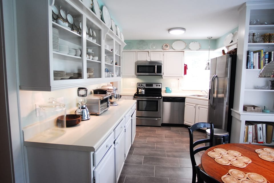 Well equipped eat-in kitchen, new appliances.