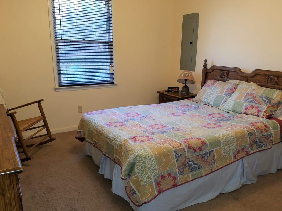 Bedroom 2 - queen