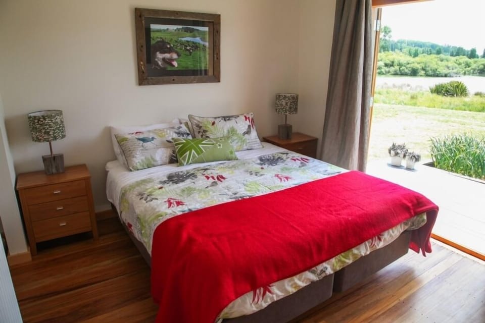 Huntaway Bedroom (Sleep up to 2, converts to twin beds.)