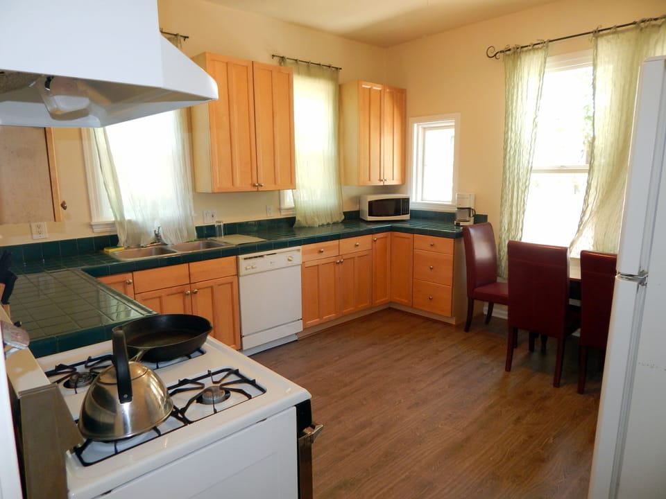 large eat-in kitchen