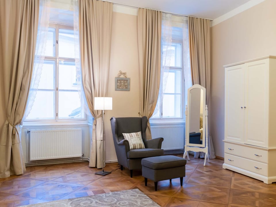 Reading corner + windows with a gorgeous view to the Judenplatz