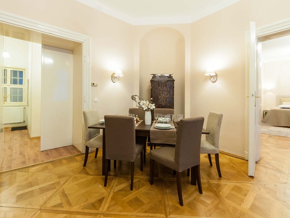 Dining corner with expandable table for 8 