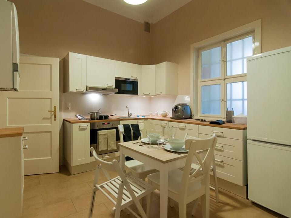 Kitchen - with a small table for 4 (main dining table in the living room)