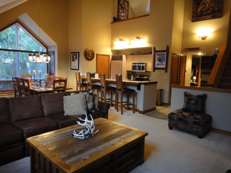 Family room, Dinning room, and Kitchen. Freshly Painted.