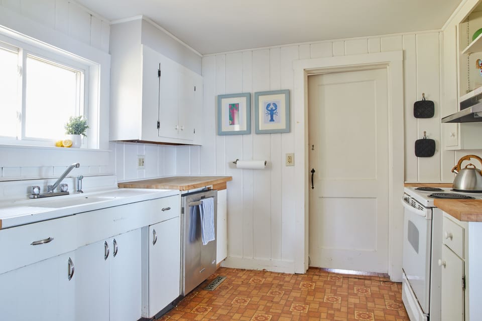 Full kitchen including dishwasher