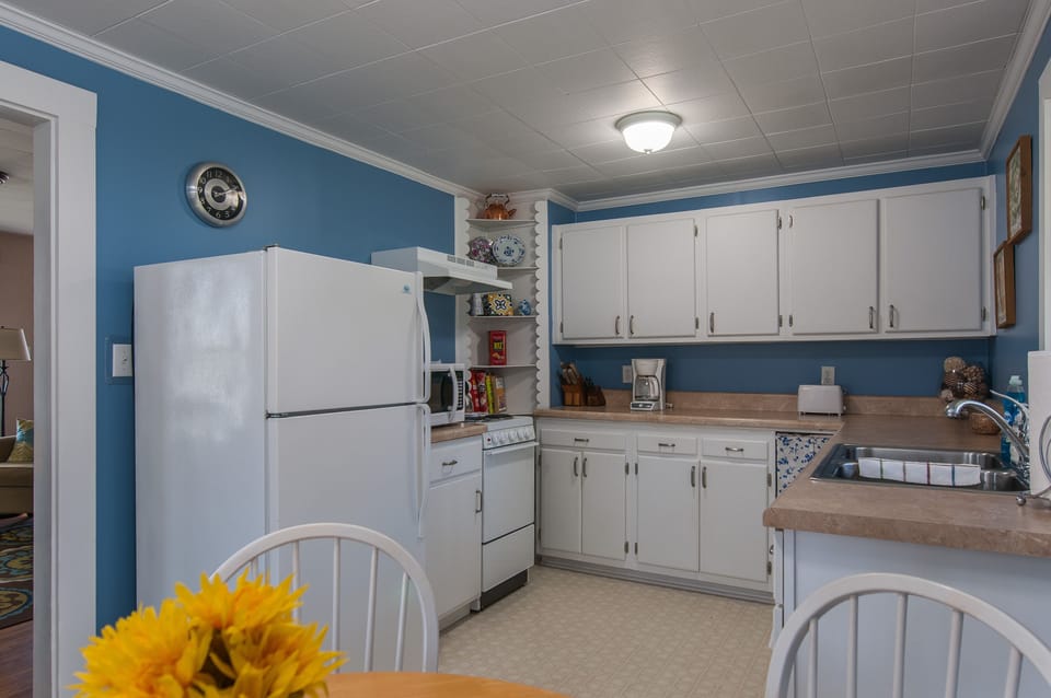 KITCHEN - Fully stocked with cookware, food processor, blender, can opener.