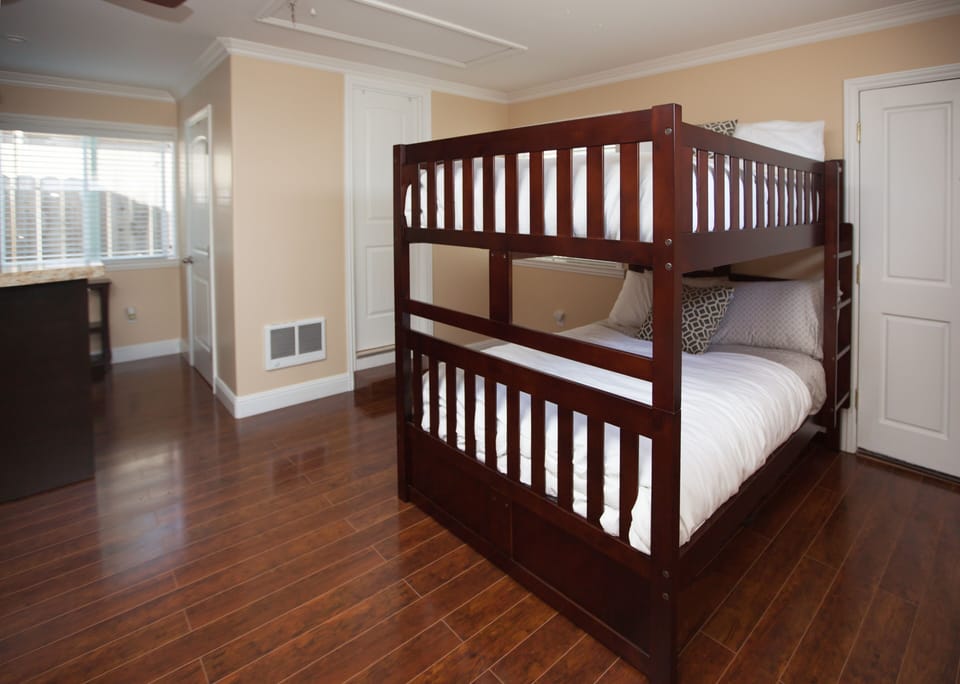 Studio offers an extra 2 full & 1 twin bed **Studio rental is an extra charge**