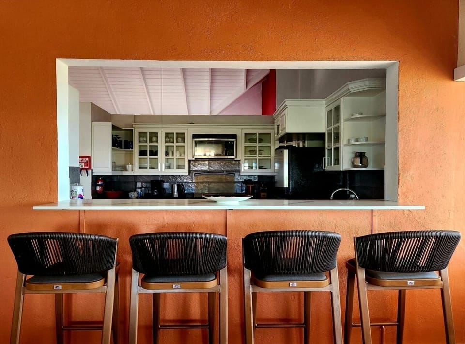 Kitchen with breakfastbar and stools